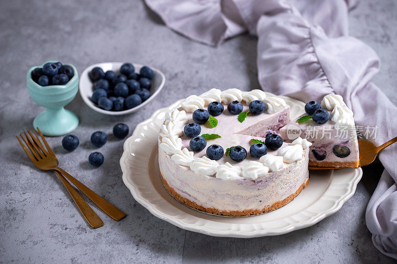 不要在混凝土背景上烤蓝莓芝士蛋糕