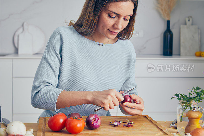 准备素食的美女