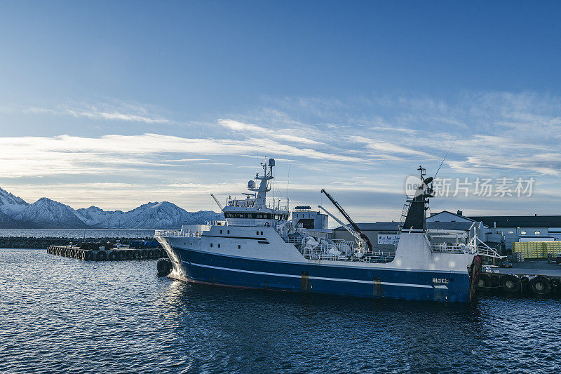 一艘拖网渔船停泊在挪威北部的梅尔布港