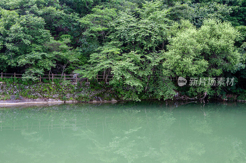 在湖边