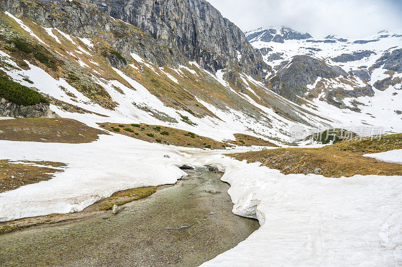 Kölnbreinbach在奥地利马尔他塔尔一个冰雪覆盖的山谷景观