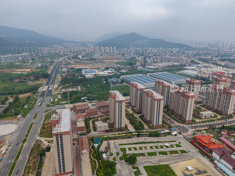 郊区住宅楼和高速公路鸟瞰图