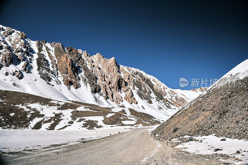 蜿蜒的道路穿过冬季的山口