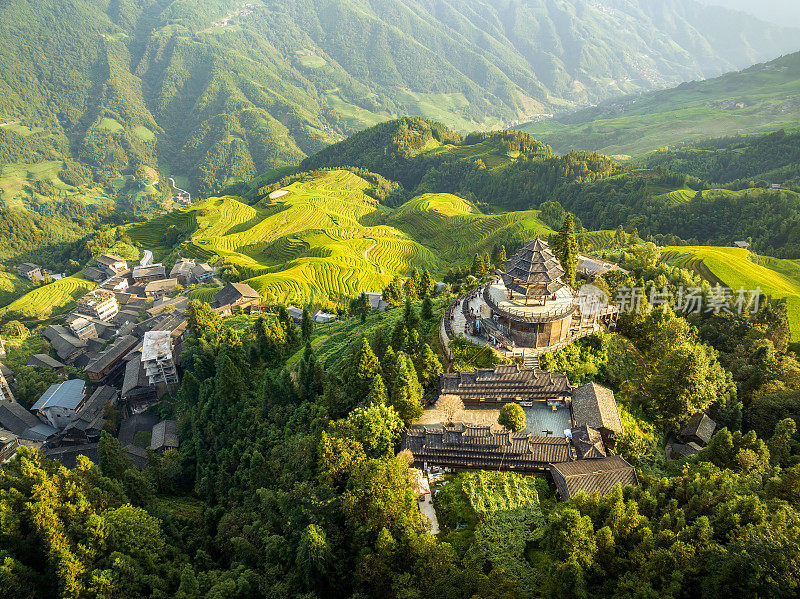 龙基平安村寺庙和梯田日出观景台