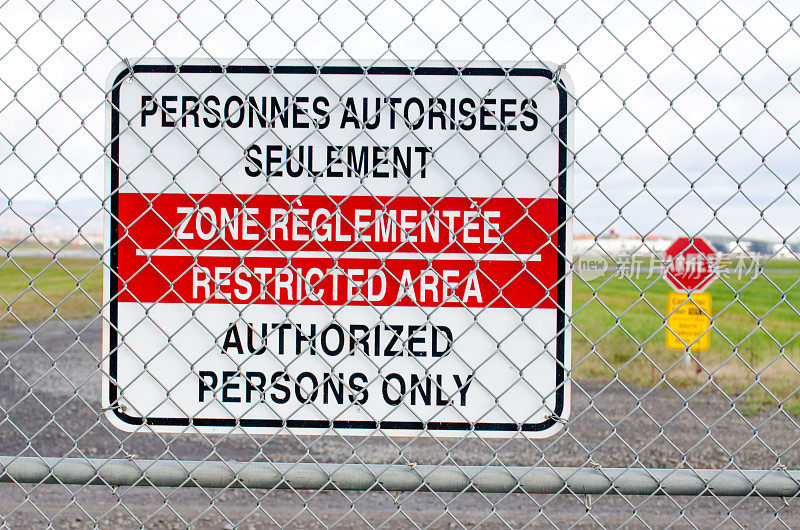 机场围栏的警告标志