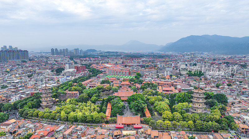 中国福建省泉州市历城区西街和开元寺旅游景点航拍图