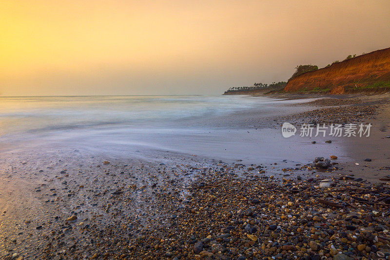 在北明古鲁的沿海地区，每天都有水的沿海地区有高波浪的夜景，土地继续减少，加上天空不好，因为空气污染是由许多引发全球焦虑的因素引起的