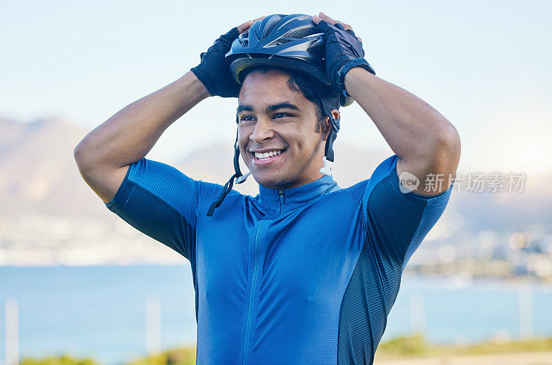 自行车头盔，锻炼和户外运动，锻炼或训练的男人带着快乐的微笑。一个年轻的运动员或骑自行车的人的脸与安全，健康和健身在公园或考虑的表现
