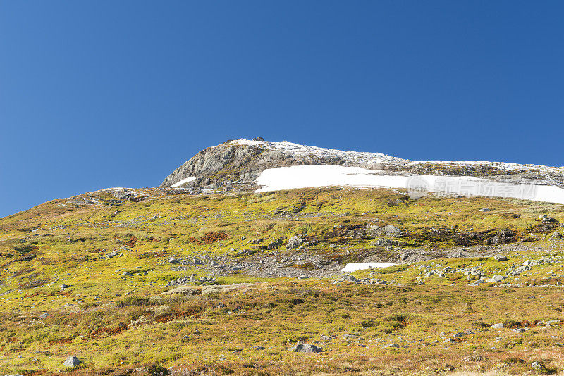 秋天的第一场雪给高山染上了色彩