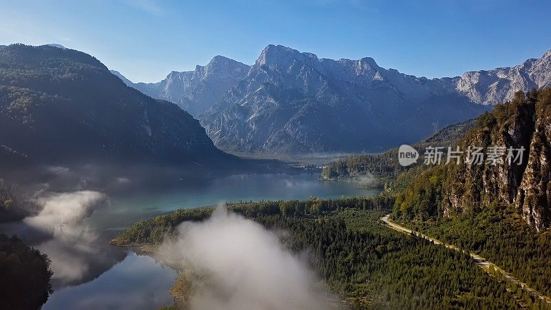 夏日清晨，奥地利萨尔茨卡默古特的阿尔姆湖(Almsee)的轻雾鸟瞰图。