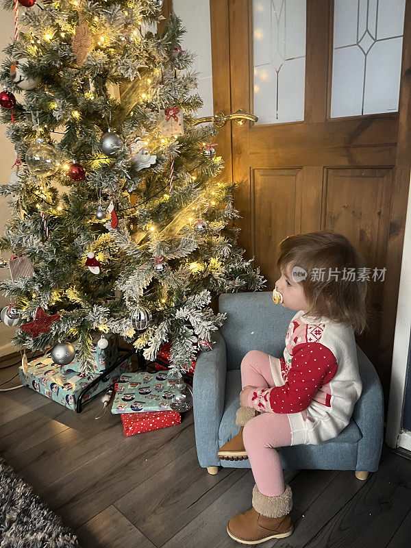小女孩耐心地等待圣诞节的到来