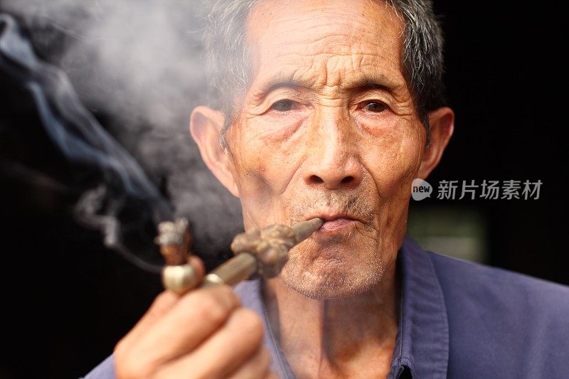 吸烟的老人肖像