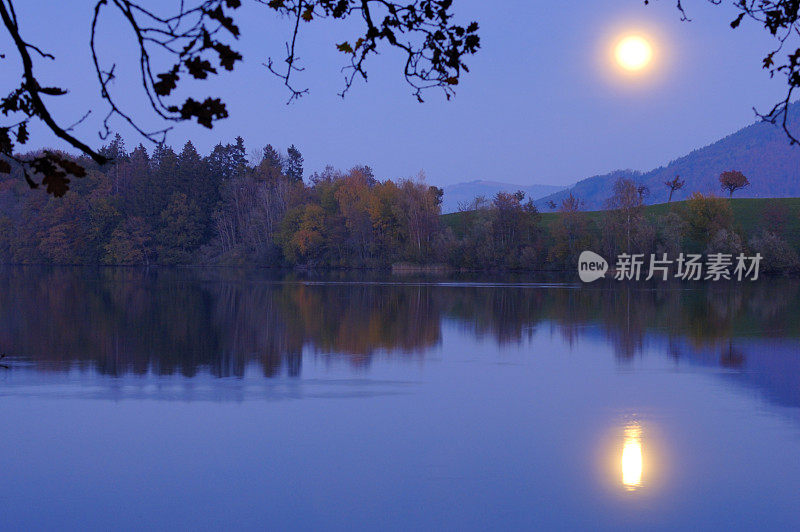 月亮升起在湖面上