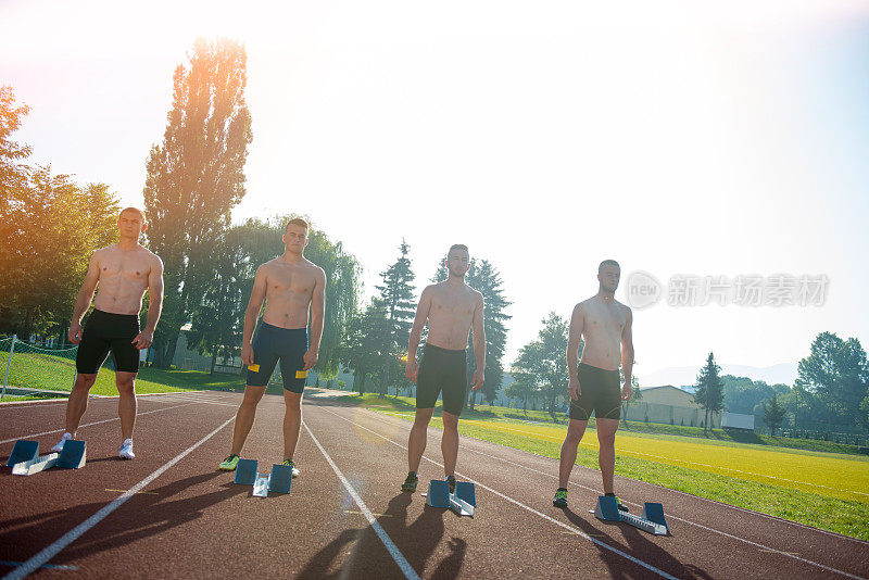 男子运动员在起跑线上不穿衣服。