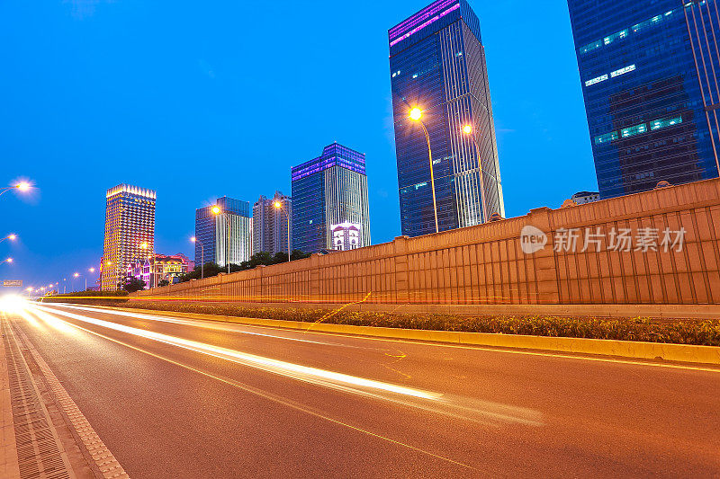 城市建筑街景和道路隧道的夜景