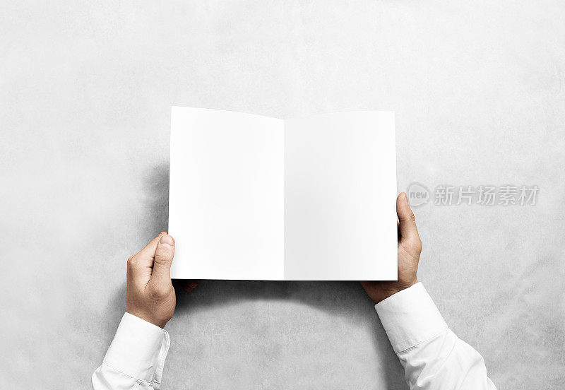 手打开空白白色小册子小册子模型。