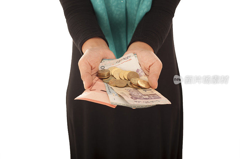 女人把手里的钱孤立地放在钱包里白色的背景上