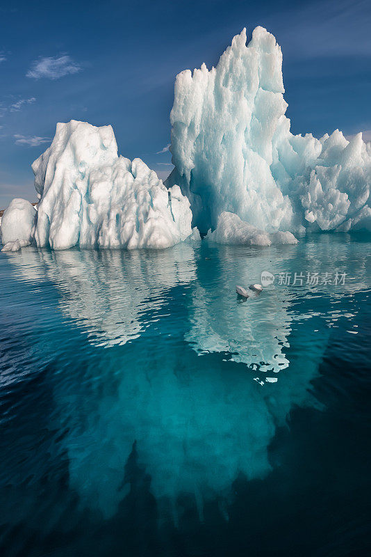冰山淹没格陵兰岛