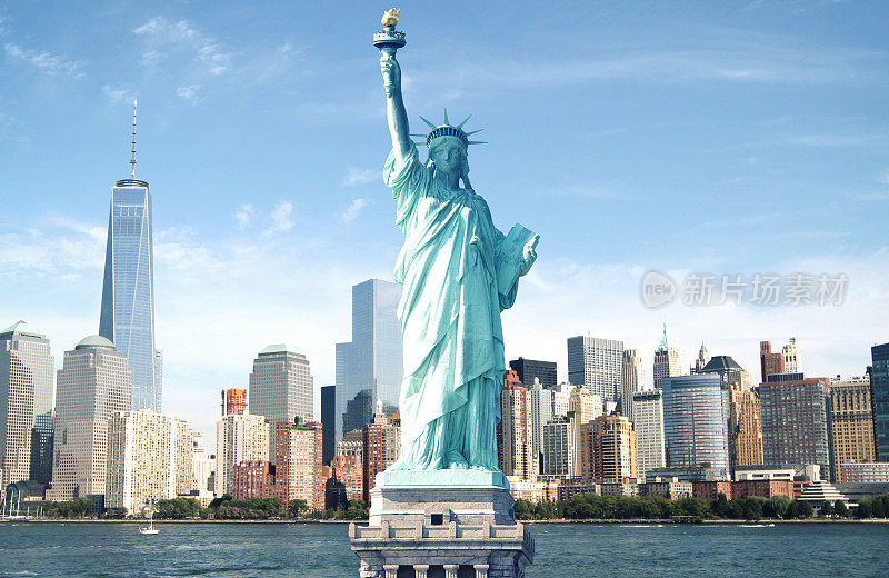自由女神像和纽约的天际线