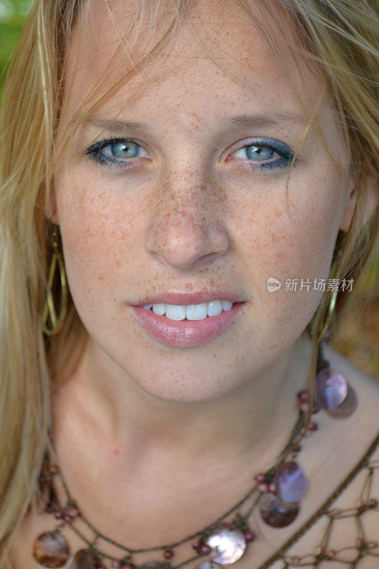 年轻女人自然美丽雀斑和蓝眼睛的头Shot