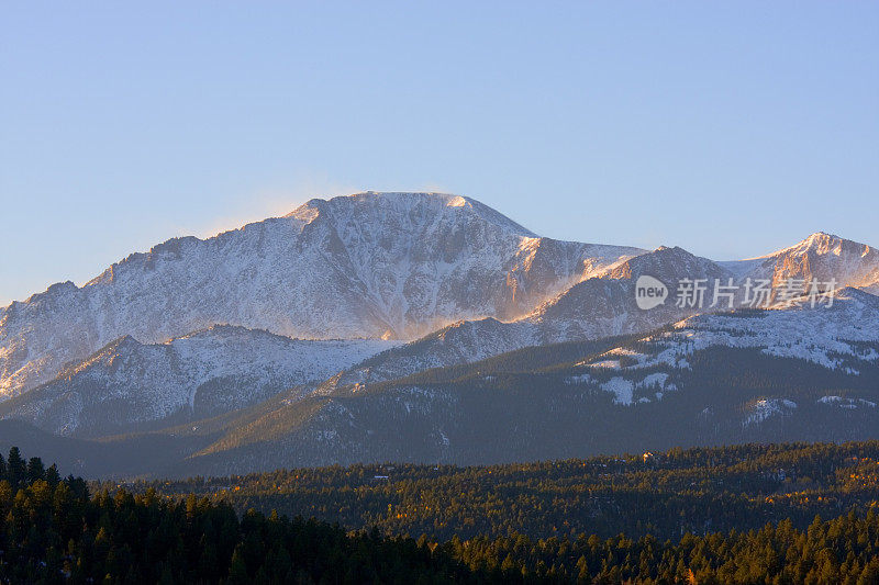 日出时分的派克峰