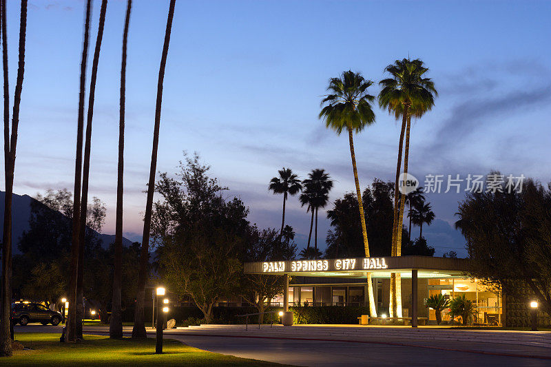 加州棕榈泉市政厅的夜景