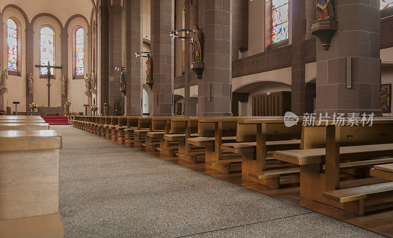 教堂内观景，一排排长凳，过道，圣坛十字圣像