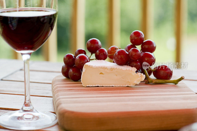 甲板上的美食野餐，葡萄酒，奶酪和葡萄