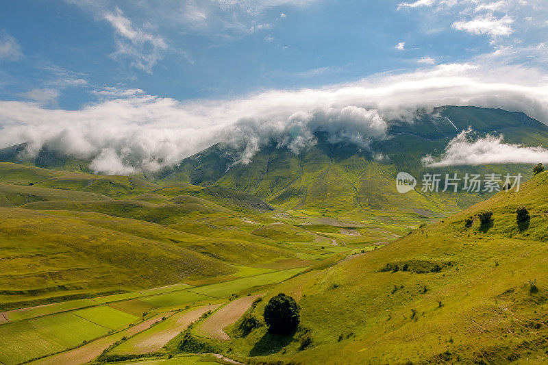 浓雾在意大利西比里尼的维托雷山、卡斯特鲁奇奥山的山上翻滚