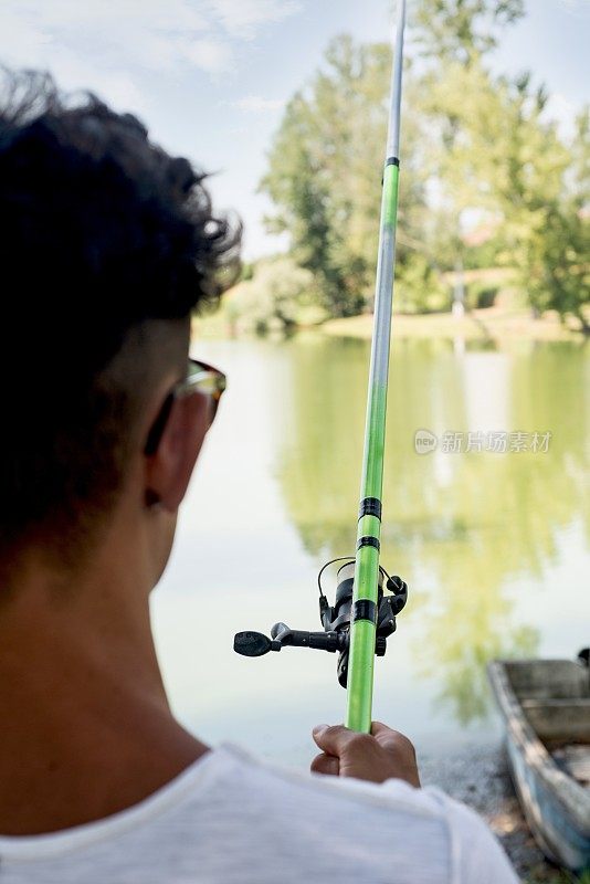 男人在湖边钓鱼