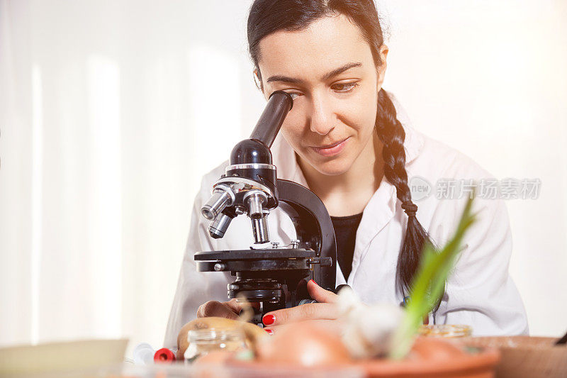 生物学家使用显微镜进行分析