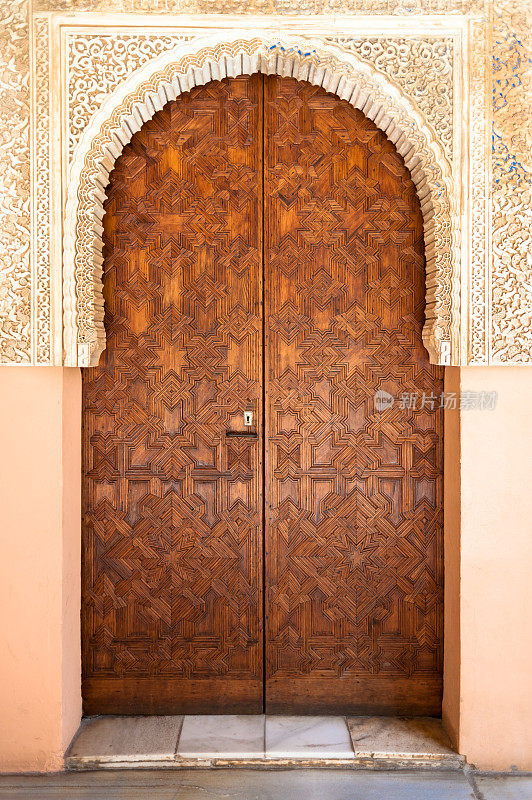 阿拉伯瓷砖图案墙和门口