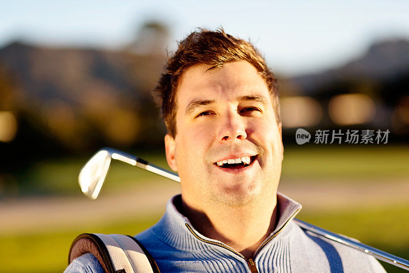 微笑的年轻高尔夫球手享受他的一天