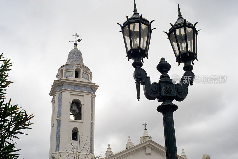 布宜诺斯艾利斯雷克莱塔公墓旁的教堂
