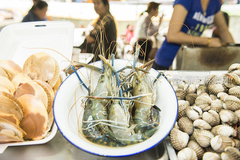 泰国小贩卖海鲜安帕瓦水上市场