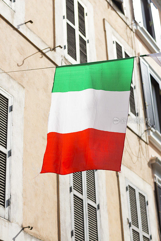 意大利罗马悬挂着意大利国旗