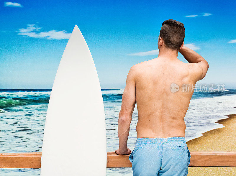 赤裸上身的肌肉男看着大海