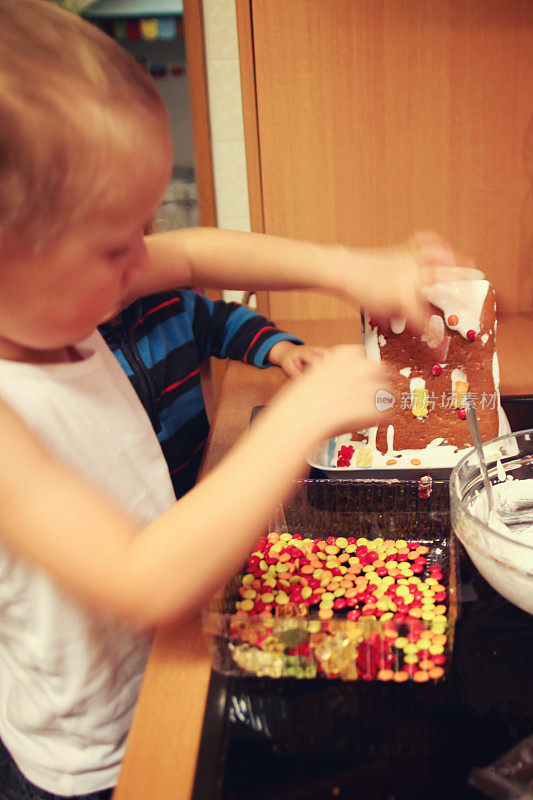 孩子们做姜饼屋