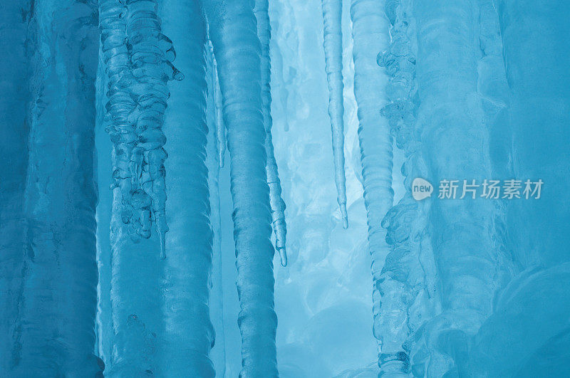 蓝色冰洞里的冰柱