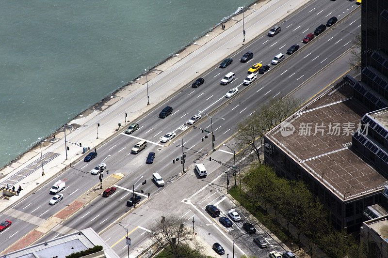 俯视市区十字路口的汽车