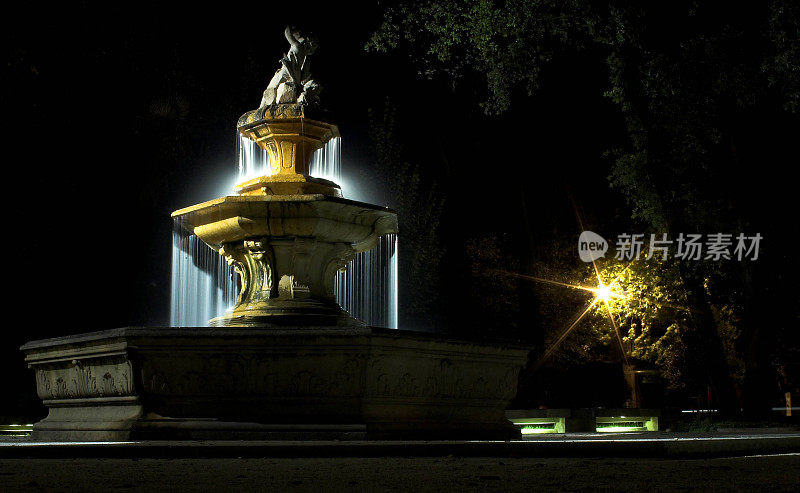 喷泉在晚上