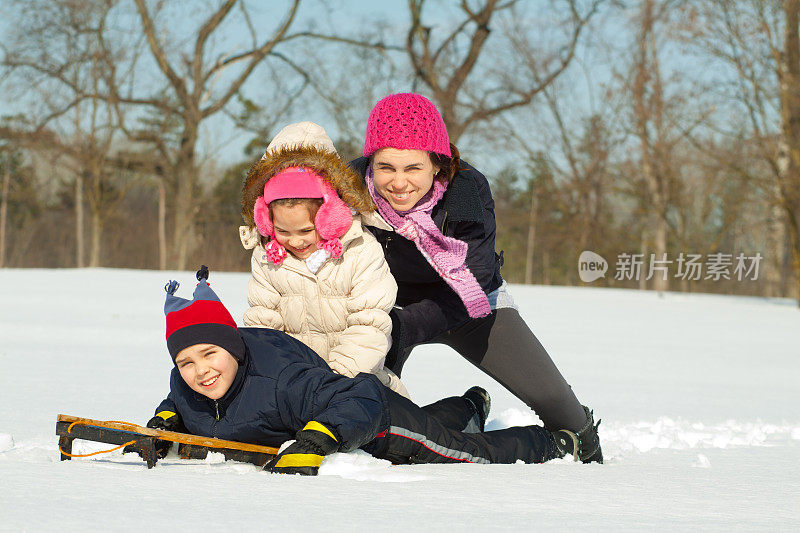 小孩子在雪里玩