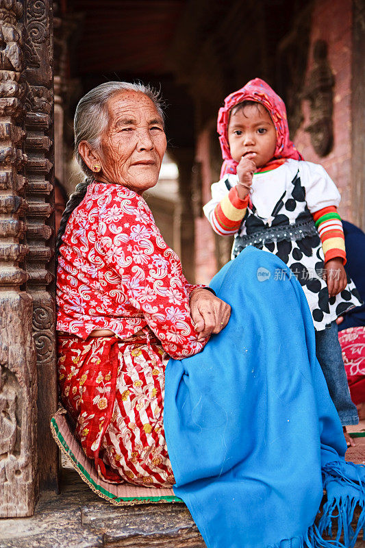 尼泊尔老妇人和她的孙女