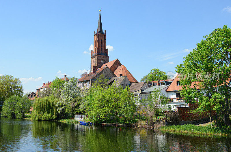 拉特诺的城市景观，教堂和哈维尔河