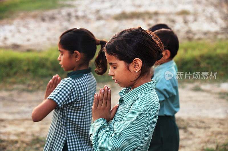 孩子们在大自然中祈祷