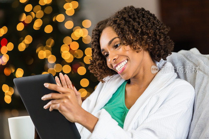 圣诞节早上，一名女子用平板电脑视频聊天