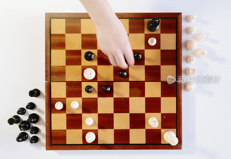 棋类游戏:用手移动棋子