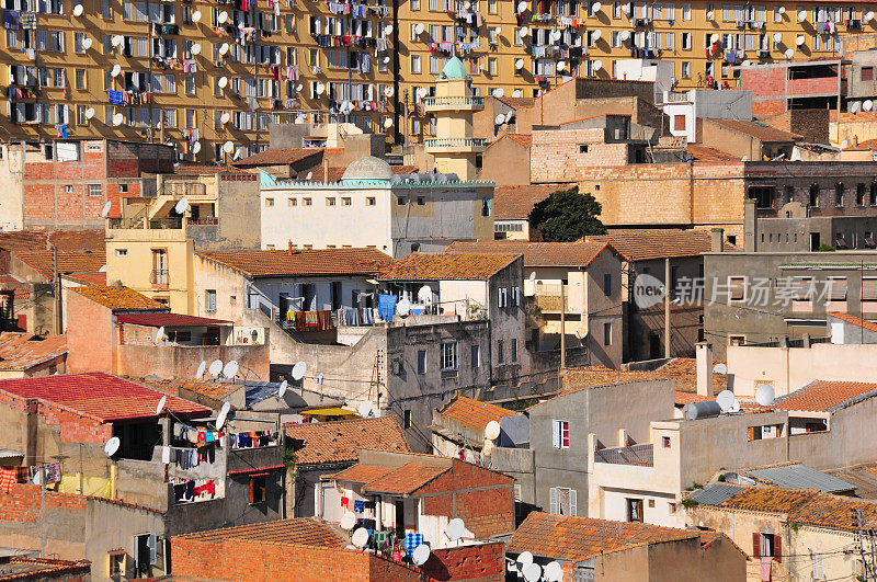B是的?a，阿尔及利亚:住房和附近清真寺