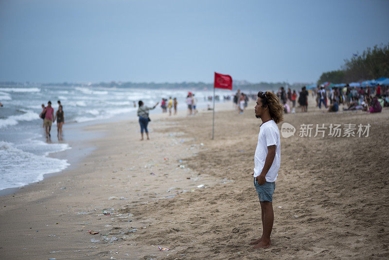 印尼冲浪教练在巴厘岛库塔海滩