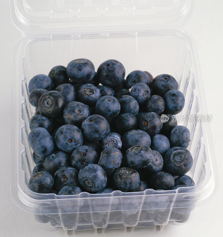 夏天用塑料纸盒装的新鲜蓝莓